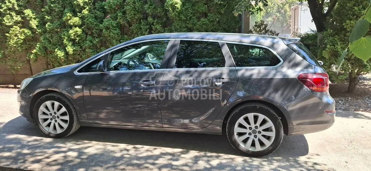 Opel Astra J 2012 photo 2