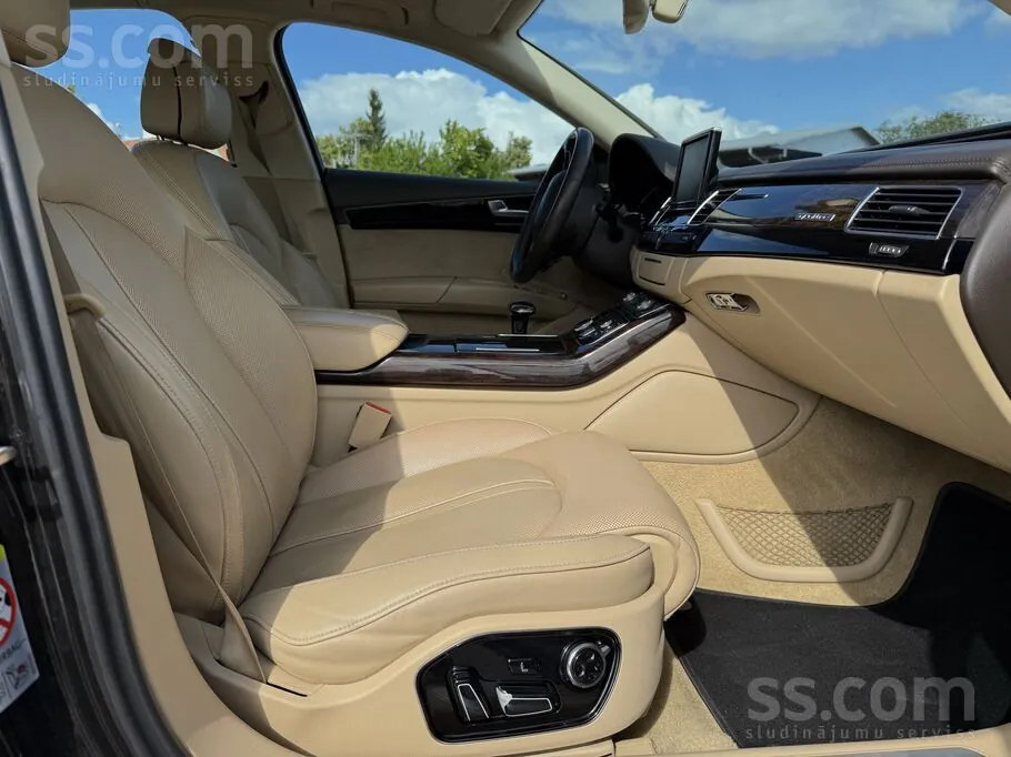 Audi A8 2012 photo 2
