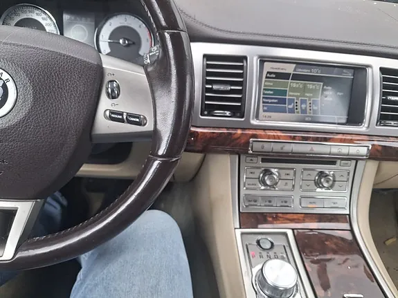 Jaguar Xf 2010 photo 5