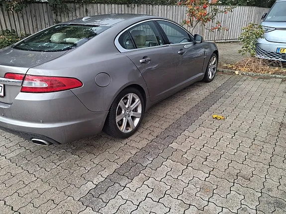 Jaguar Xf 2010 photo 2