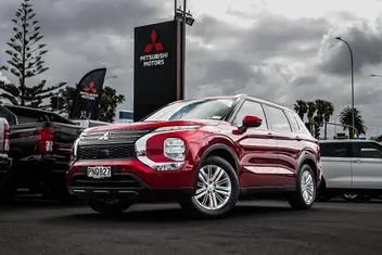 Mitsubishi Outlander 2022 photo 2