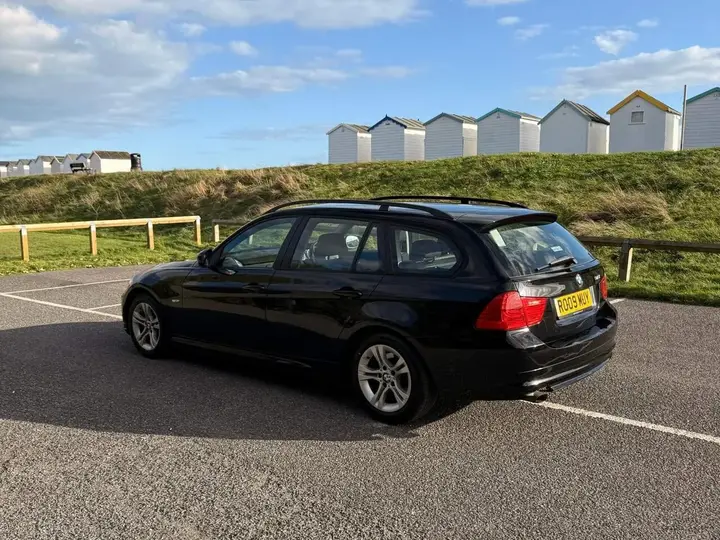 BMW 3 Series 2009 photo 2