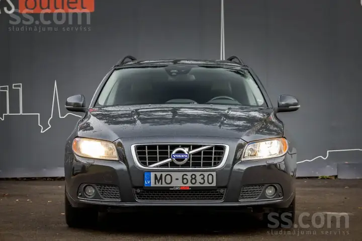Volvo V70 2012 photo 2