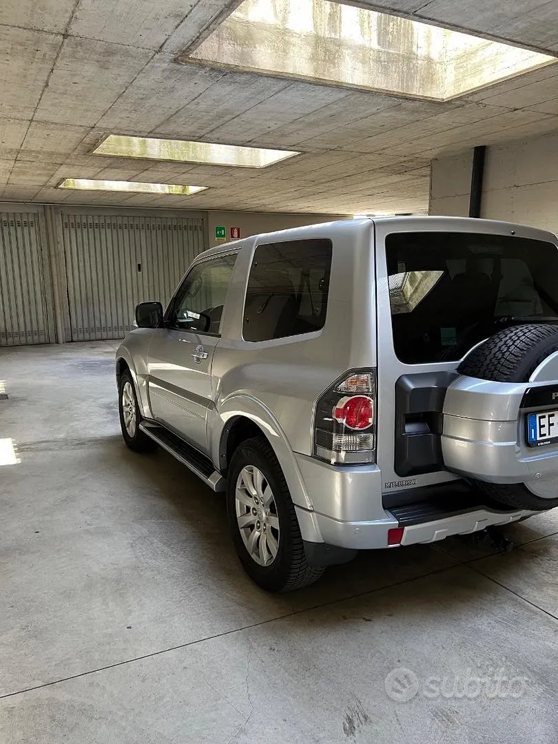 Mitsubishi Pajero 2011 photo 2