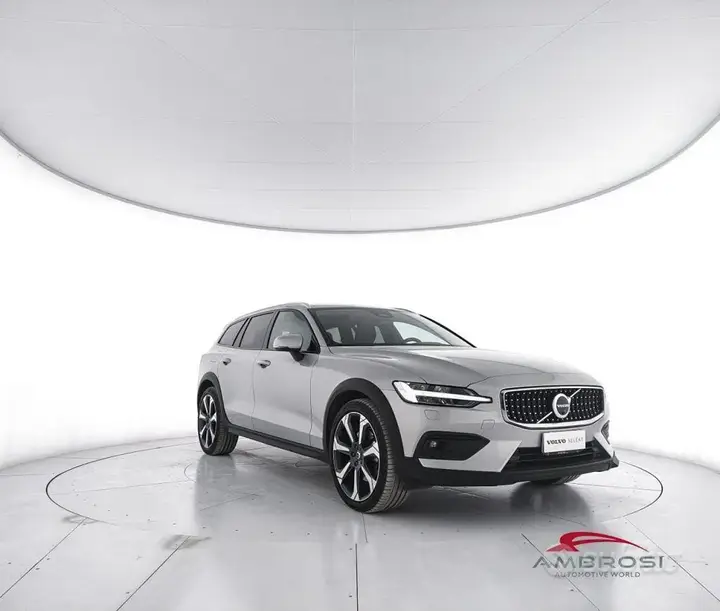 Volvo V60 Cross Country 2023 photo 2