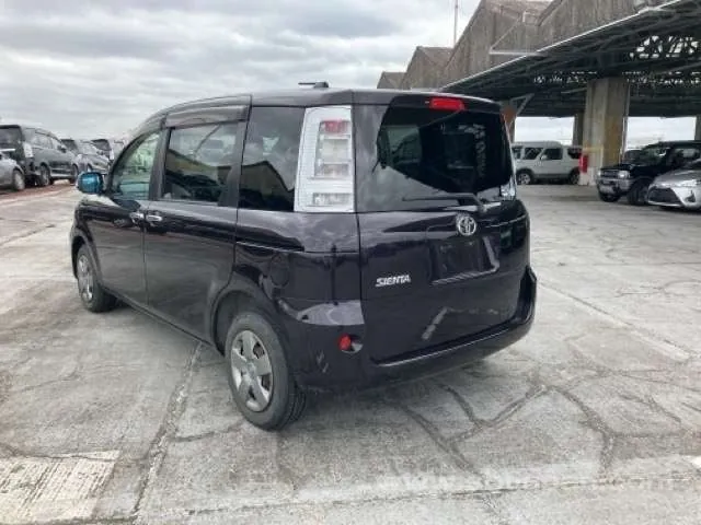 Toyota Sienta 2011 photo 3