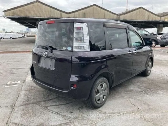 Toyota Sienta 2011 photo 4