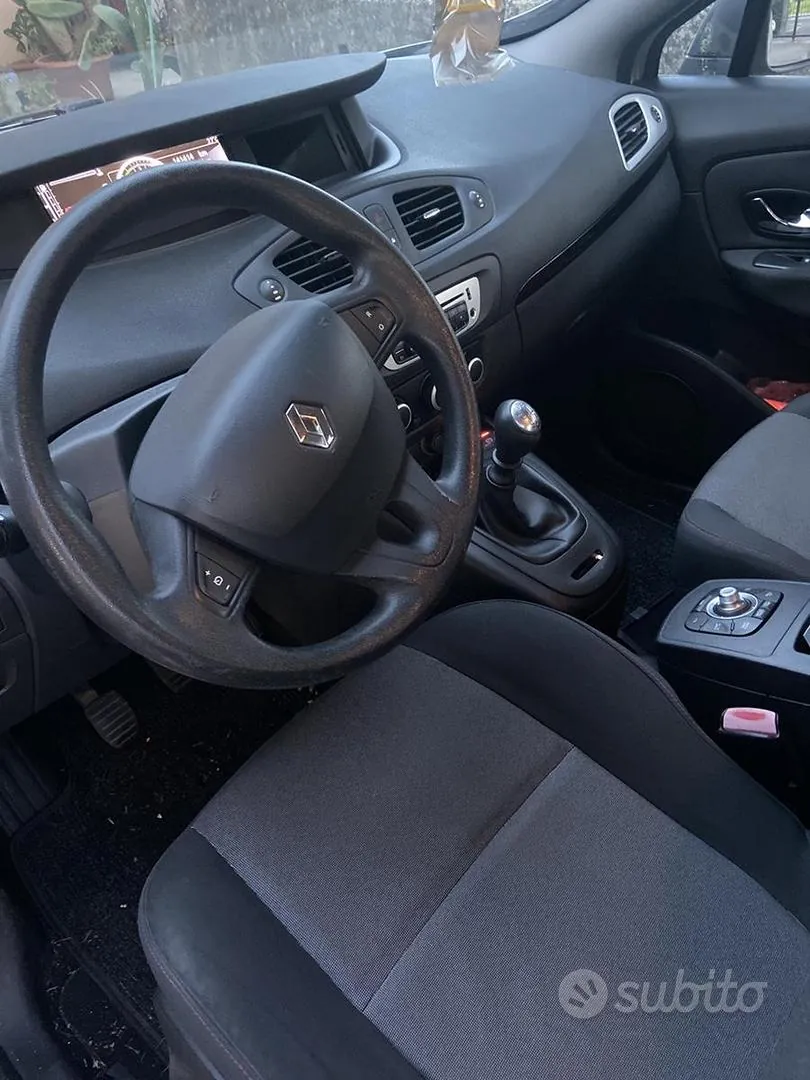 Renault Scenic 2012 photo 4