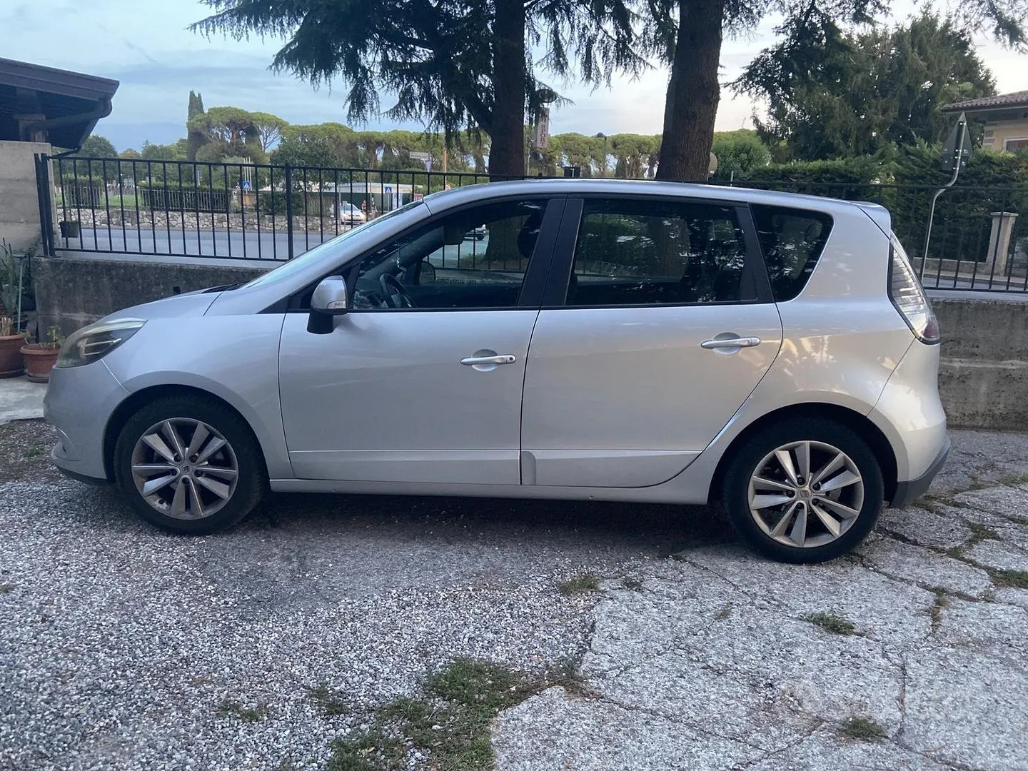 Renault Scenic 2012 photo 2