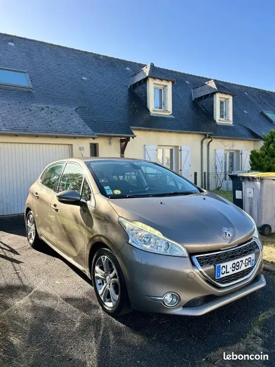 Peugeot 208 2012 photo 2