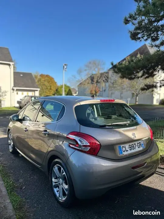 Peugeot 208 2012 photo 3