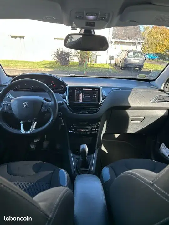 Peugeot 208 2012 photo 4
