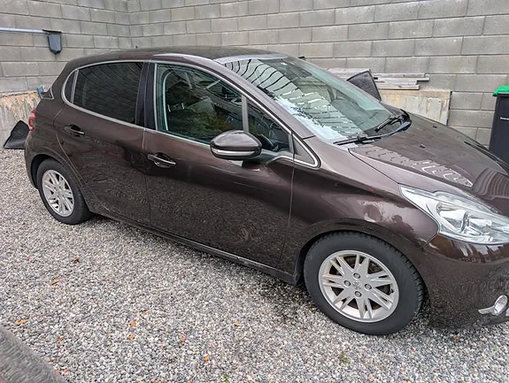 Peugeot 208 2012 photo 4