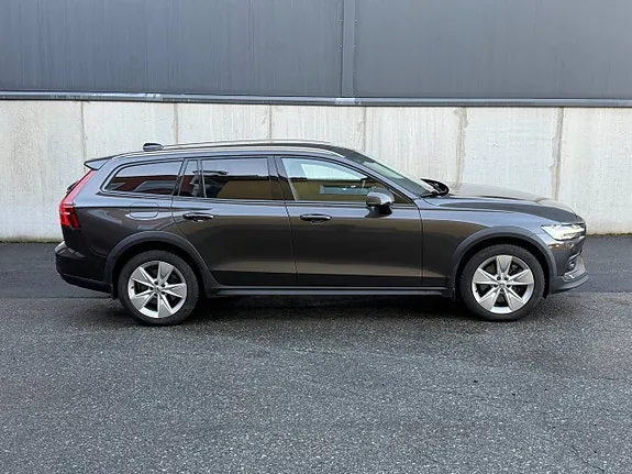 Volvo V60 Cross Country 2023 photo 2