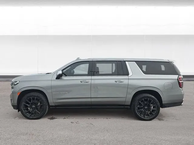Chevrolet Suburban 2023 photo 3
