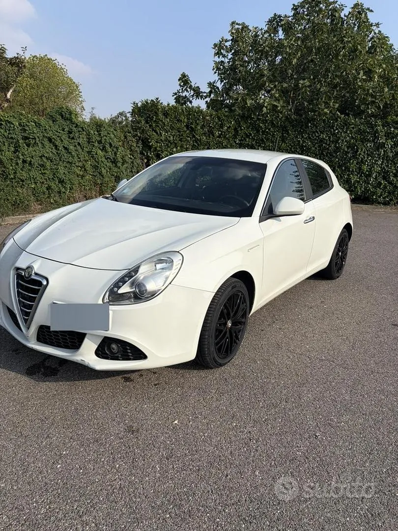 Alfa Romeo Giulietta 2012 photo 2