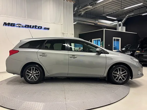 Toyota Auris 2014 photo 3