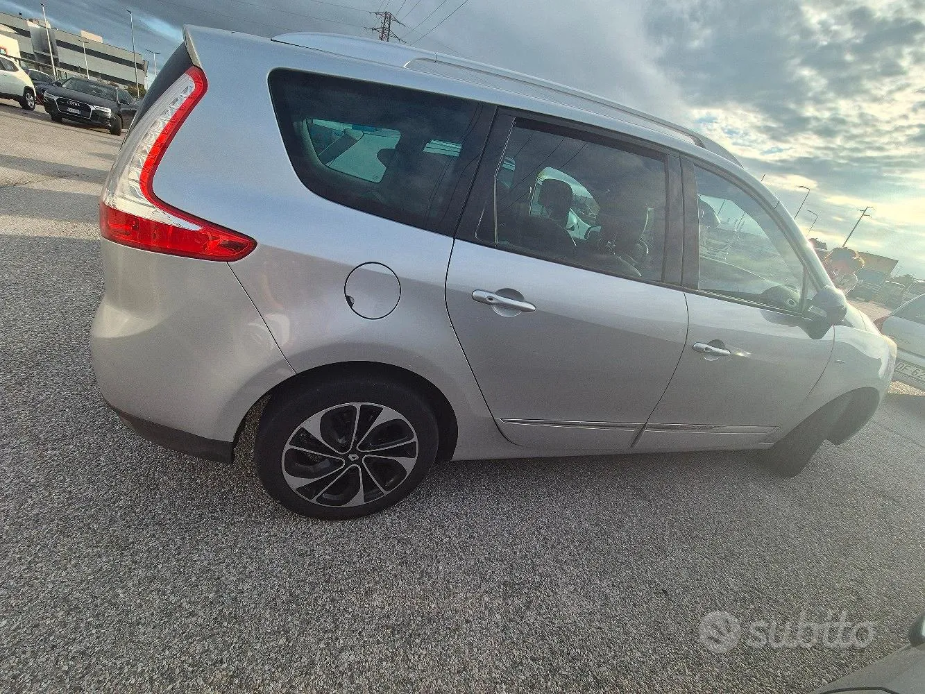Renault Grand Scenic 2015 photo 4