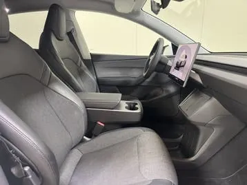Tesla Model Y 2026 photo 2