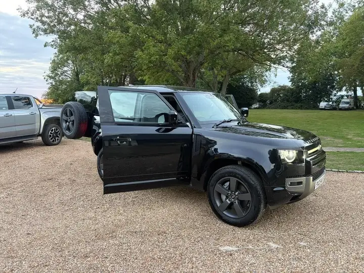 Land Rover Defender 90 2025 photo 2