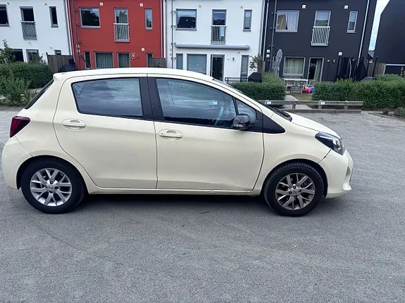 Toyota Yaris 2015 photo 2