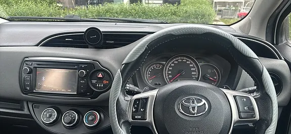 Toyota Yaris 2015 photo 4