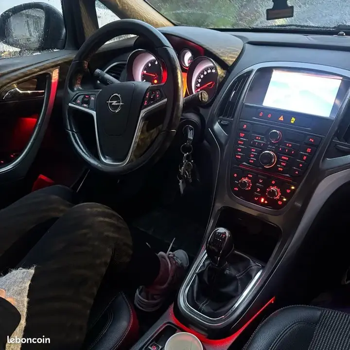 Opel Astra 2011 photo 2
