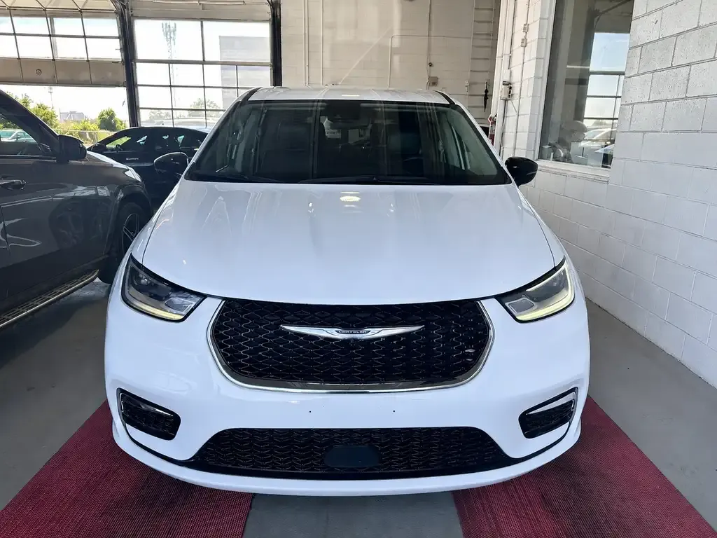 Chrysler Pacifica 2024 photo 2