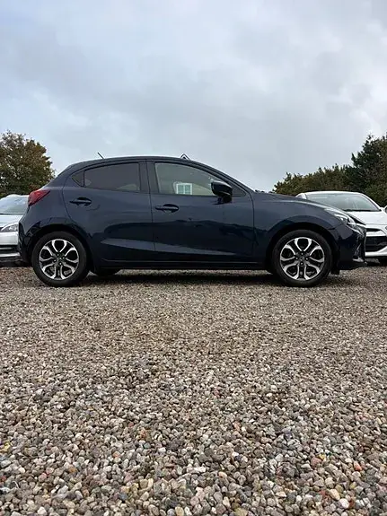 Mazda 2 2016 photo 3