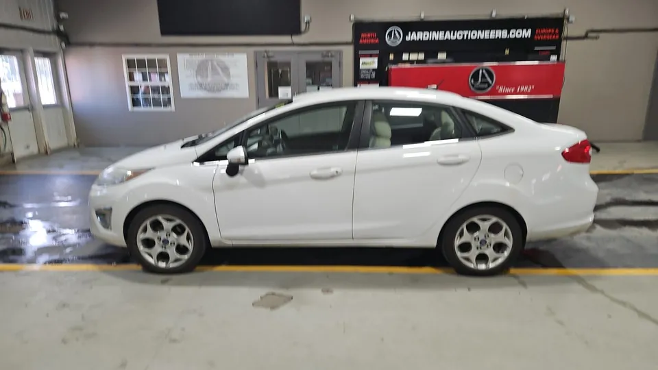 Ford Fiesta 2011 photo 2