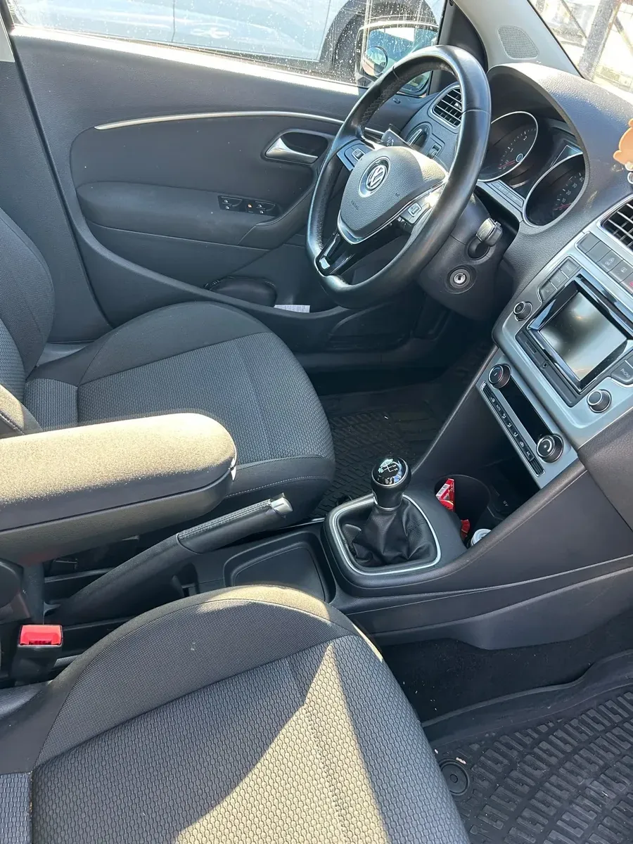 Volkswagen Polo 2015 photo 2