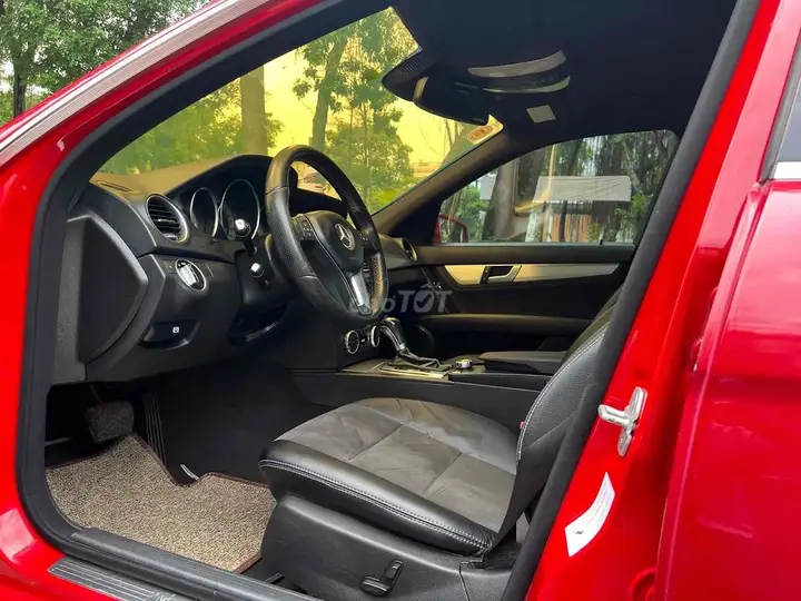 Mercedes-Benz C-Class photo 2