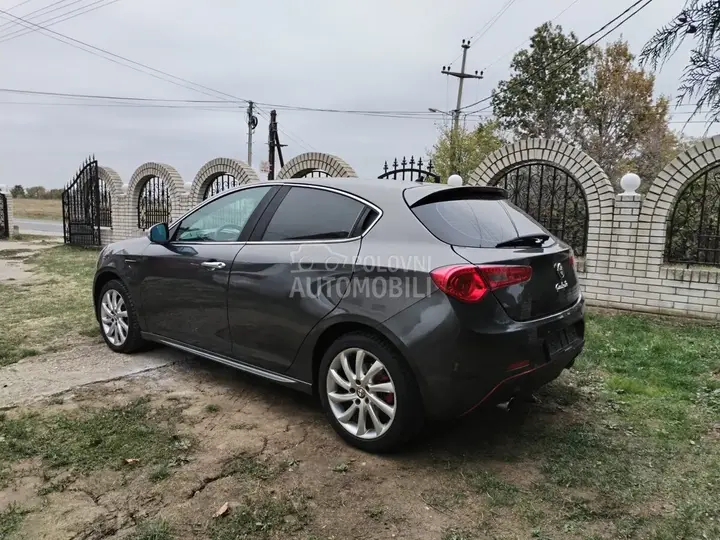 Alfa Romeo Giulietta 2011 photo 2