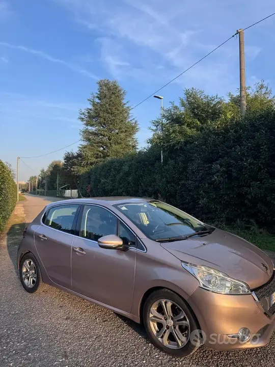Peugeot 208 2012 photo 2