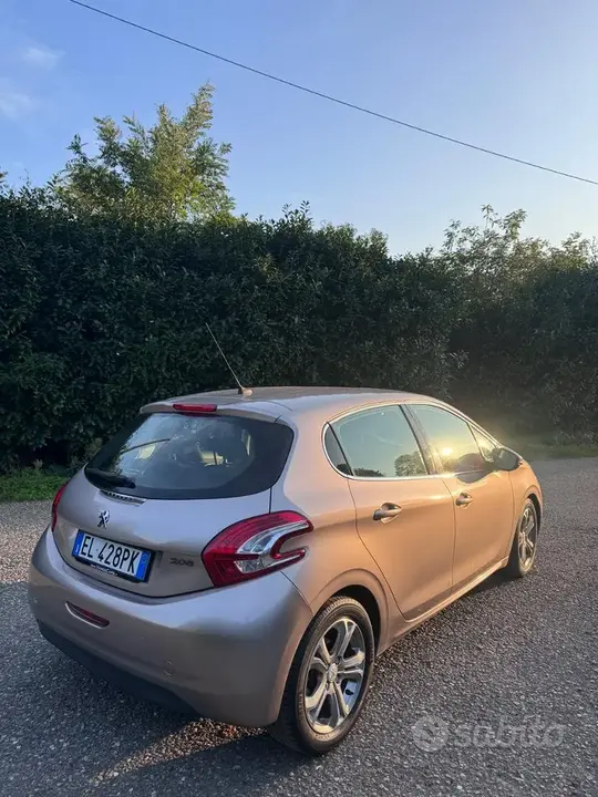 Peugeot 208 2012 photo 3
