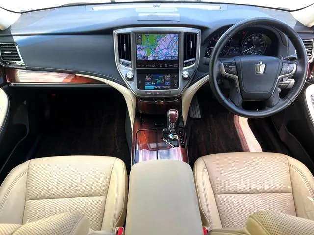 Toyota Crown Royal G 2013 photo 2