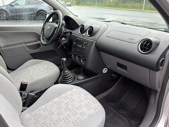 Ford Fiesta 2004 photo 5