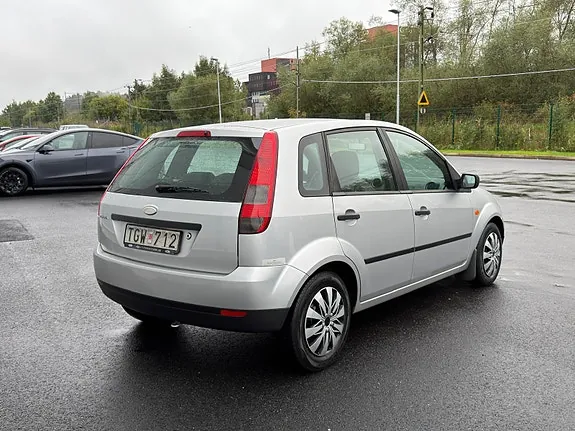 Ford Fiesta 2004 photo 2