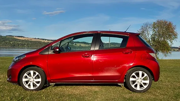 Toyota Yaris 2011 photo 2