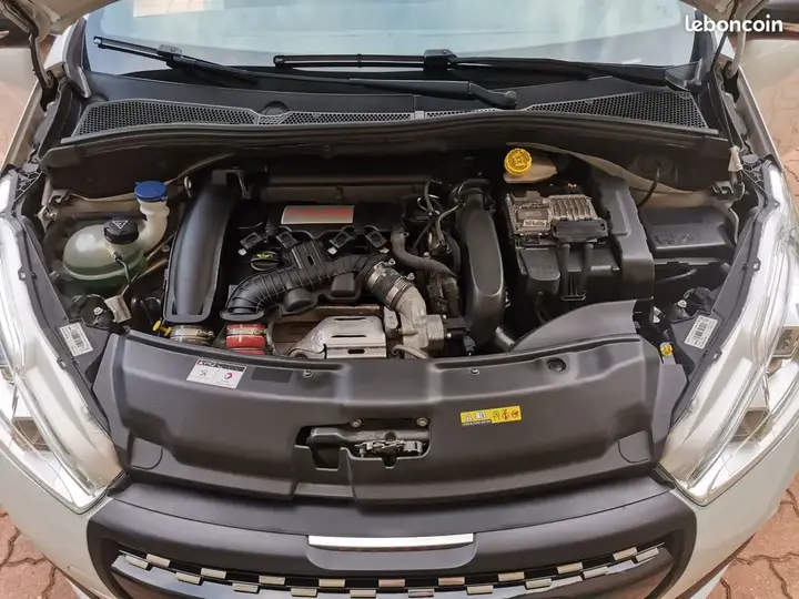 Peugeot 208 2017 photo 3