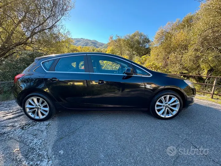 Opel Astra 2011 photo 2