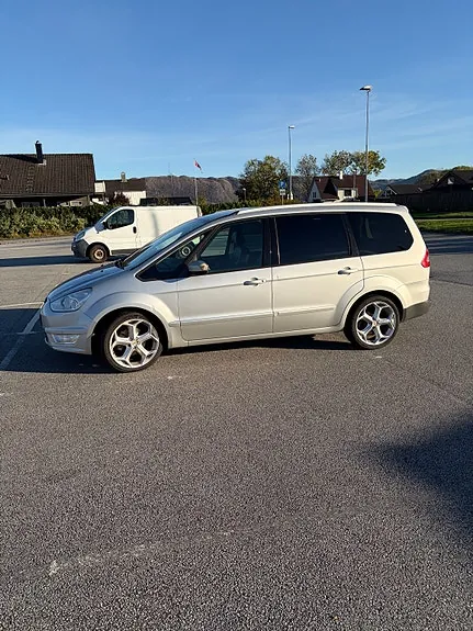 Ford Galaxy 2012 photo 3