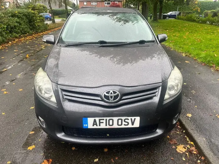Toyota Auris 2010 photo 2