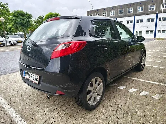 Mazda 2 2012 photo 3