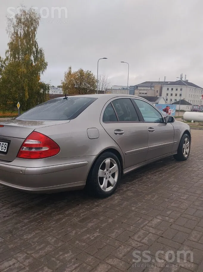 Mercedes-Benz E-Class 2004 photo 3