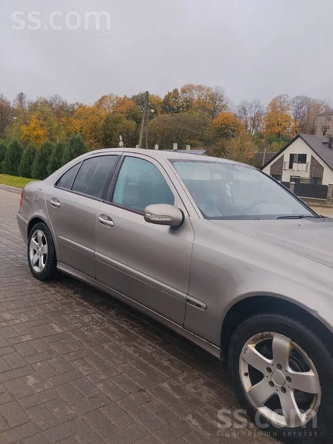 Mercedes-Benz E-Class 2004 photo 2