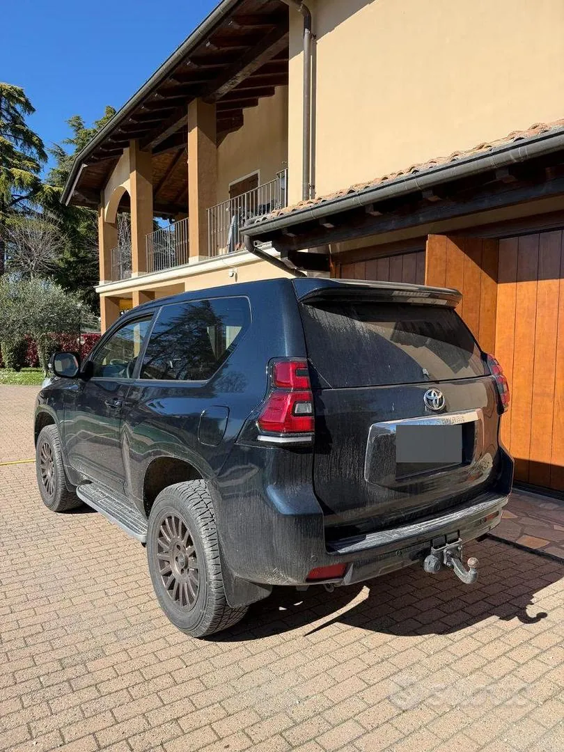 Toyota Land Cruiser 2011 photo 2