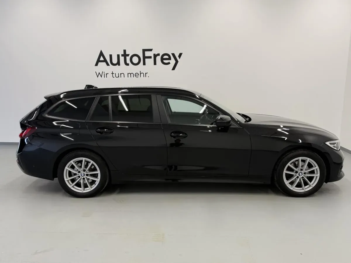 BMW 3 Series 2022 photo 3