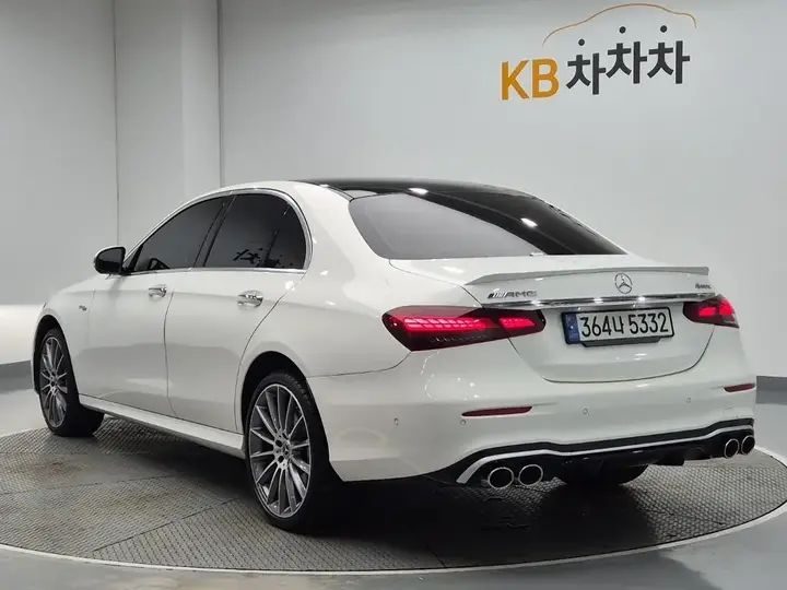 Mercedes-Benz E-Class 2022 photo 2