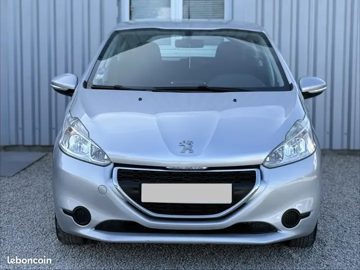 Peugeot 208 2012 photo 2